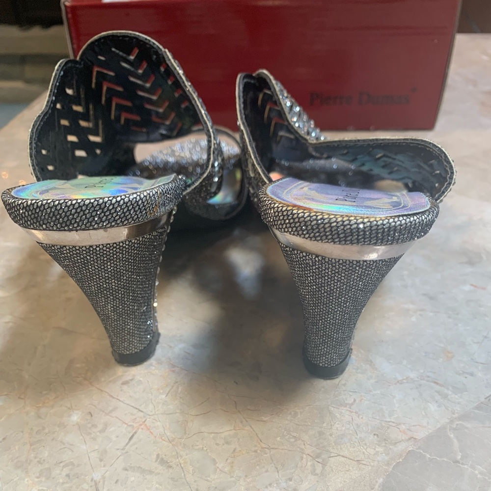 Womans dress shoes worn once beautifully detailed